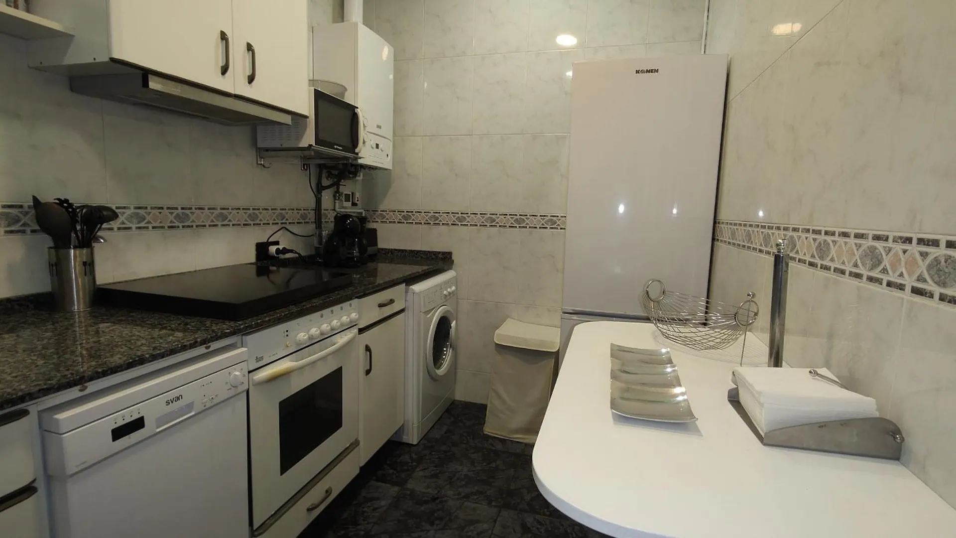 Spacious Aptmt Close To Pl Universidad And Pl Catalunya, 2,5 Bedrooms, Balcony, Heating, Elevator Min 31 Nights Barselona Daire